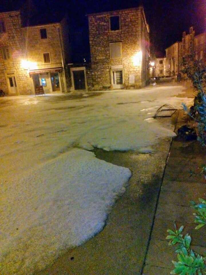 Hail in the squares of Stari Grad before dawn - Photo: European Extreme weather